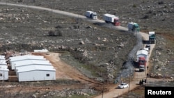 Truk-truk Israel memindahkan bagian-bagian konstruksi permukiman Amona di Tepi Barat yang diputuskan MA Israel sebagai ilegal, Senin (6/2).