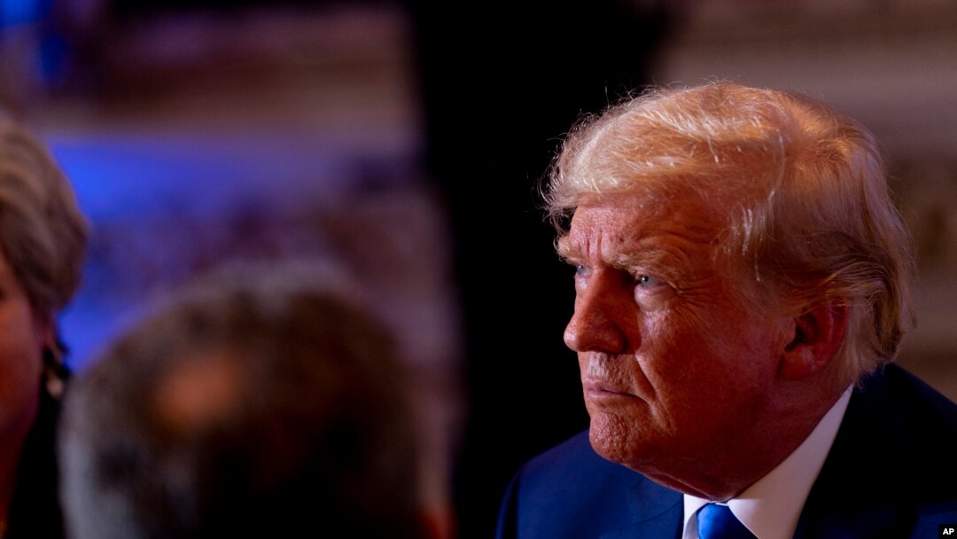 El expresidente Donald Trump habla a los invitados en Mar-a-lago el día de las elecciones, el martes 8 de noviembre de 2022, en Palm Beach, Florida. (AP Photo/Andrew Harnik)
