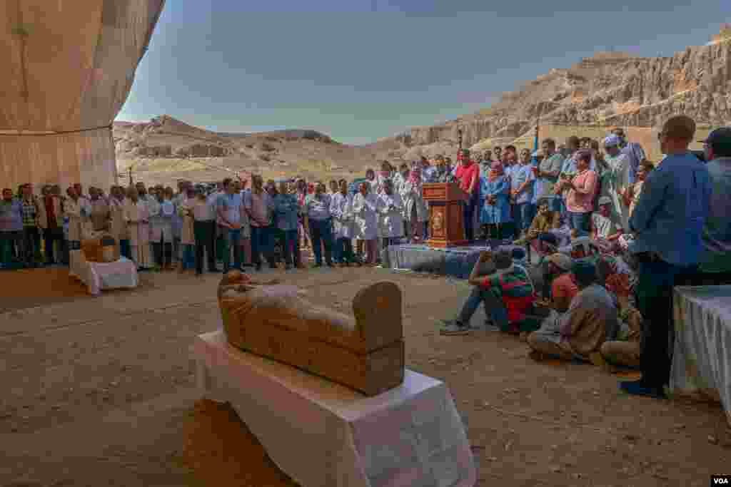 During the conference Minister of Antiquities Khaled el Anany, renowned Egyptologist Dr. Zahi Hawass and the Secretary General of the Supreme Council of Antiquities Mostafa Waziri, watched as restorers opened two coffins of mummies. (H. Elrasam/VOA)