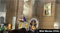 Monseñor Evelio Menjívar-Ayala dirigiéndose a la comunidad peruana en el Santuario del Sagrado Corazón en Washington, DC., el domingo 27 de octubre.