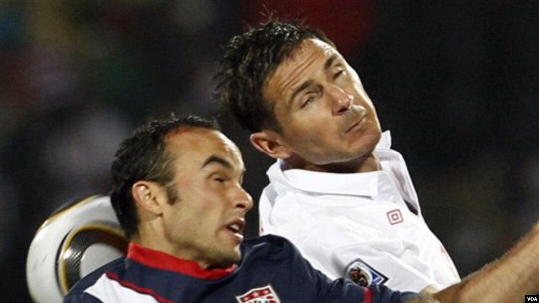 Bintang Amerika Landon Donovan ( kiri ) berebut bola diudara dengan pemain InggrisFrank Lampard ( kanan) pada laga pertama mereka yang berakhir imbang 1-1. Amerika harus menang atas Slovenia untuk mengamankan posisinya melangkah ke putaran kedua.