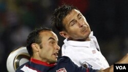 Bintang Amerika Landon Donovan ( kiri ) berebut bola diudara dengan pemain InggrisFrank Lampard ( kanan) pada laga pertama mereka yang berakhir imbang 1-1. Amerika harus menang atas Slovenia untuk mengamankan posisinya melangkah ke putaran kedua.