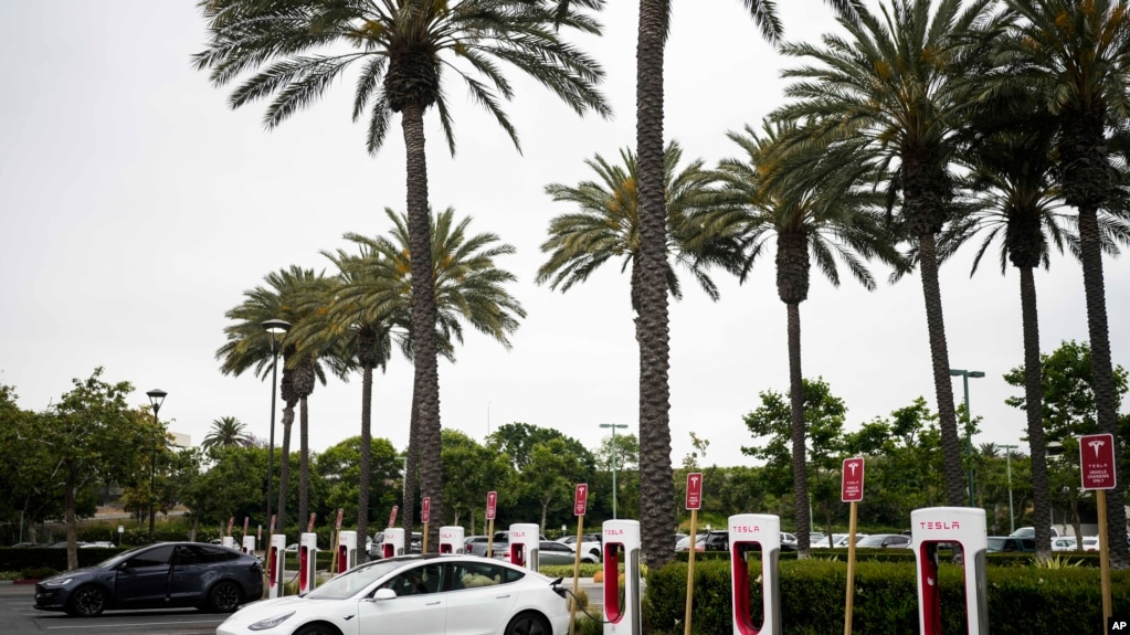 資料照片：2023年6月9日，特斯拉電動汽車在加利福尼亞州阿納海姆的一個充電站充電。（美聯社照片）