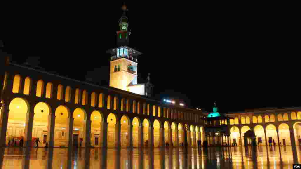Courtyard of the Umayyad Mosque in Damascus, January 2012. (E. Arrott/VOA)