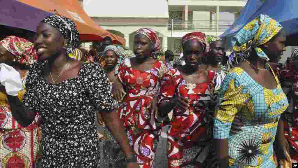 Les lycéennes&nbsp;récemment libérées avant d&#39;être réunies avec leurs parents, à Abuja, au Nigéria, le 20 mai 2017.