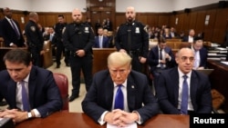 도널드 트럼프 전 미국 대통령(가운데)이 뉴욕 맨해튼 형사법원에서 성추문 입막음 의혹과 관련한 재판을 받고 있다. (자료사진) 