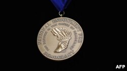 미국 민주주의진흥재단(NED)이 민주주의 진흥에 기여한 인사에게 수여하는 메달. (자료사진)