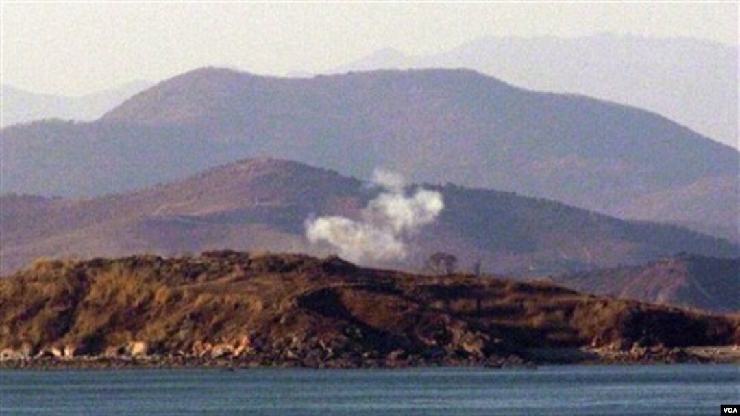 Kepulan asap terlihat di Pulau Yeonpyeong, Korea Selatan hari Jumat.