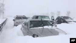 Χιονοθύελλα καθηλώνει πτήσεις και κλείνει σχολεία