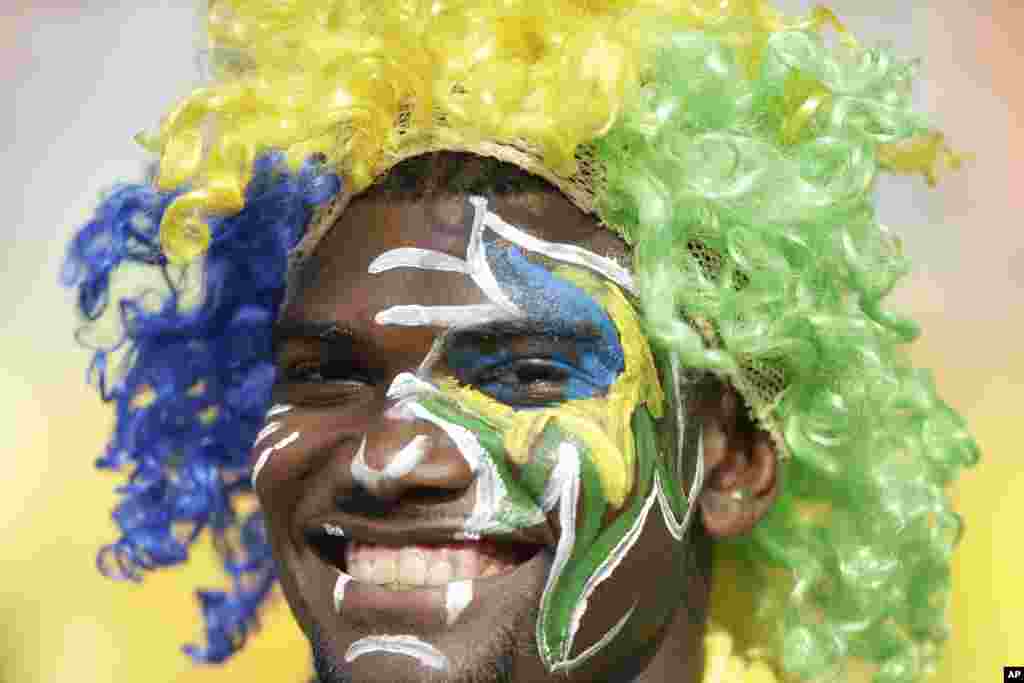 Un supporter gabonais avec un grand sourire sur son visage lors d&#39;un match entre le Gabon et le Burkina Faso au Gabon, le 18 janvier 2017 .