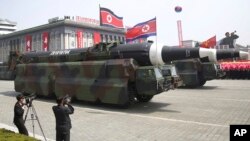 Arhiva - Na ovoj ofotografiji iz 2017. godine, vidi se vozilo sa projektilom za koji analitičari veruju da je severnokorejska raketa Hvasong 12, tokom parade na Trgu Kim Il Sunga, u Pjongjangu, Severna Koreja.