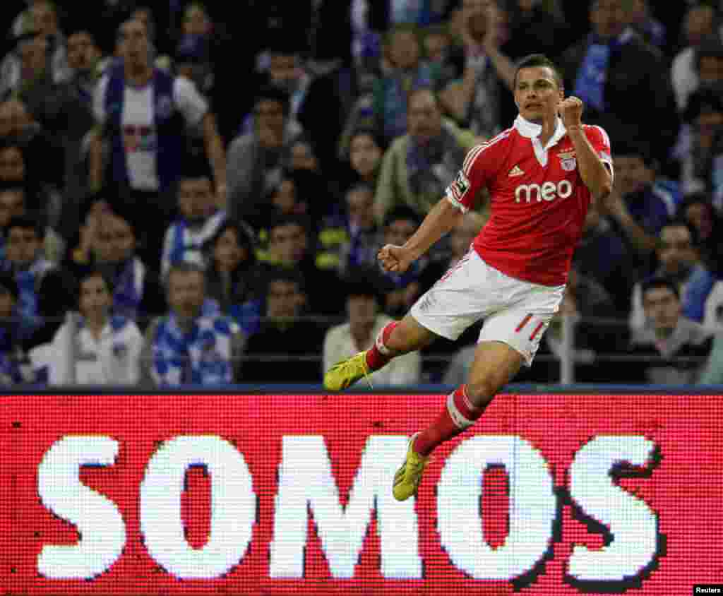 Lima do Benfica celebra o golo que marcou contra o Porto no encontro que op&ocirc;s as duas equipas para o Campeonato da Primeira Divis&atilde;o em Portugal, no Porto (11 Maio 2013)