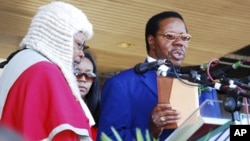 Malawi's President Bingu wa Mutharika takes the oath of office during his inauguration ceremony at the Kamuzu stadium in Blantyre, May 22, 2009.