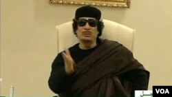 Aviones de la OTAN atacaron un complejo de Gadhafi en Trípoli, poco antes de su aparición en la televisión libia.