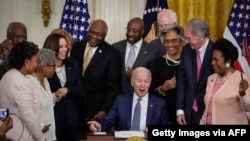 O presidente Joe Biden assina a lei criando um eriado feral Juneteenth