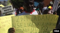Amakhosikazi ezisebenzi zeHwange Colliery etshengisela eHarare ngoLwesine