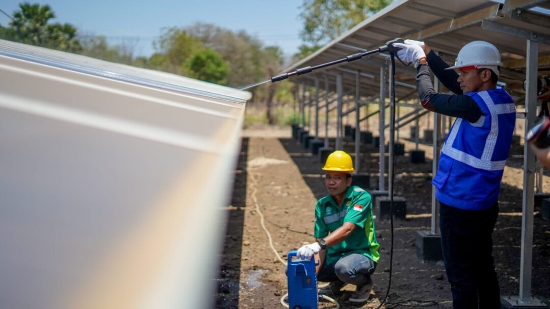 Pembangkit Listrik Tenaga Surya (PLTS) Ile Ape kapasitas terpasang 200 kiloWattpeak (kWp) beroperasi di Kabupaten Lembata, NTT sejak 2011. (Foto: Humas ESDM)
