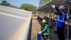 Pembangkit Listrik Tenaga Surya (PLTS) Ile Ape kapasitas terpasang 200 kiloWattpeak (kWp) beroperasi di Kabupaten Lembata, NTT sejak 2011. (Foto: Humas ESDM)