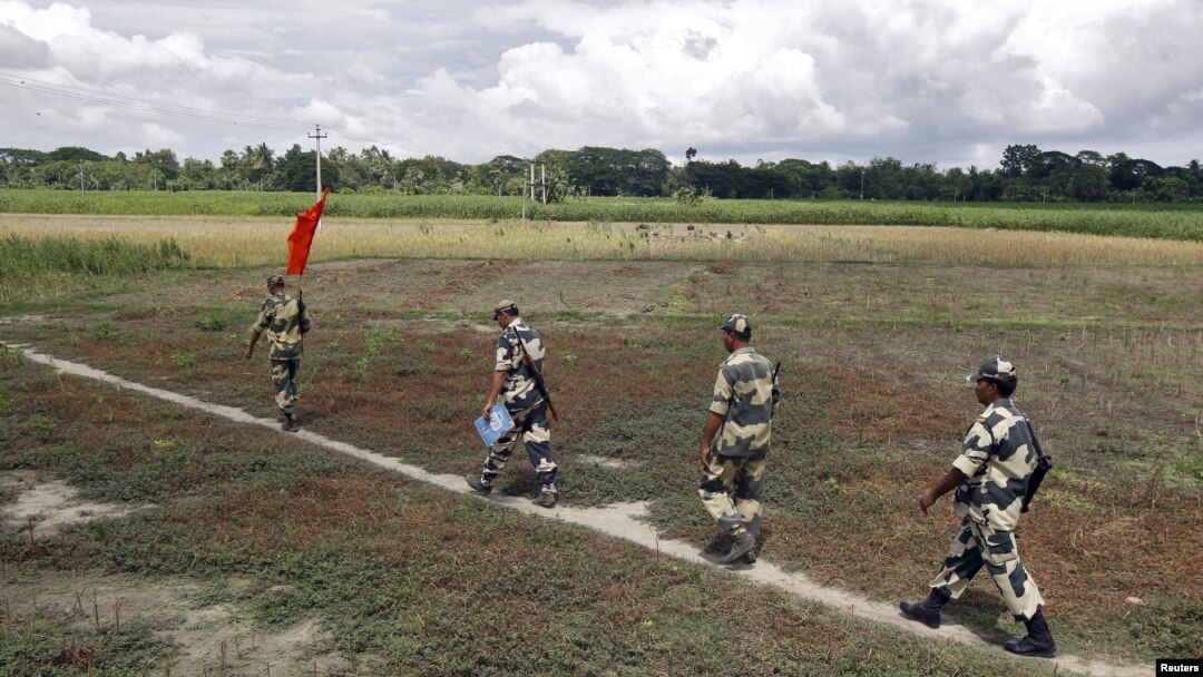 Satuan Keamanan Perbatasan India berjalan melintasi perbatasan terbuka dengan Bangladesh untuk menghadiri sebuah rapat di Bengal Barat, India, 20 Juni 2015. (Foto:Dok)