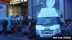 停在莫斯科市中心，今日俄罗斯电视台（RT）的电视转播车 (美国之音白桦拍摄)