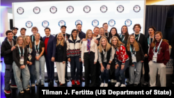 美国副总统万斯和国务卿卢比奥与参加2026米兰科尔蒂纳冬奥会的美国代表团成员合影。(2026年2月4日)