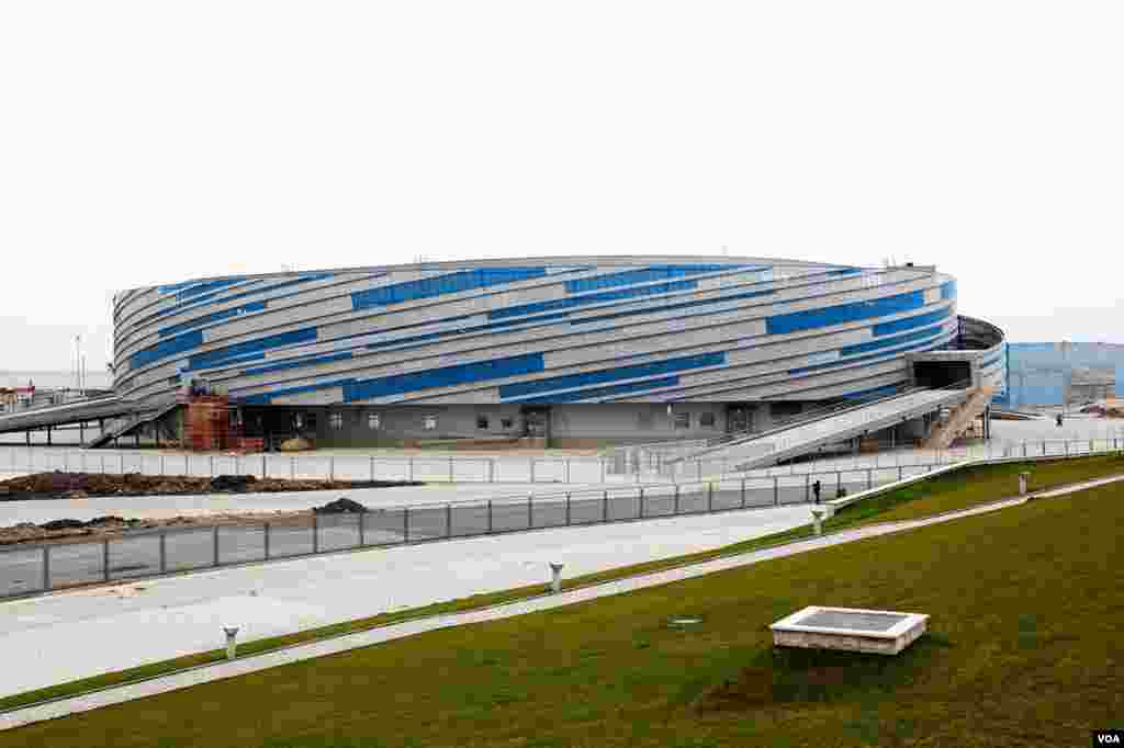 This speed skating rink will be used for the Olympic Games and then dismantled, Sochi, Russia, March 15, 2013. (V. Undritz/VOA) 