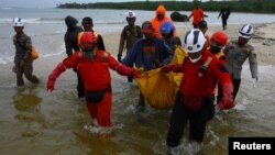 Tim penyelamat mengangkut jenazah korban tsunami di Tanjung Lesung, Pandeglang, Banten, hari Selasa (25/12).