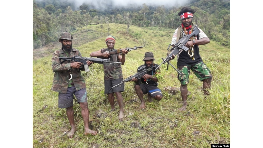 Beberapa anggota Tentara Pembebasan Nasional Papua Barat-Organisasi Papua Merdeka (TPNPB-OPM) pimpinan Egianus Kogoya. (Courtesy: TPNPB-OPM)