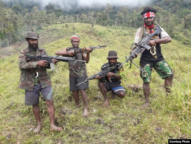 Beberapa anggota Tentara Pembebasan Nasional Papua Barat-Organisasi Papua Merdeka (TPNPB-OPM) pimpinan Egianus Kogoya. (Courtesy: TPNPB-OPM)