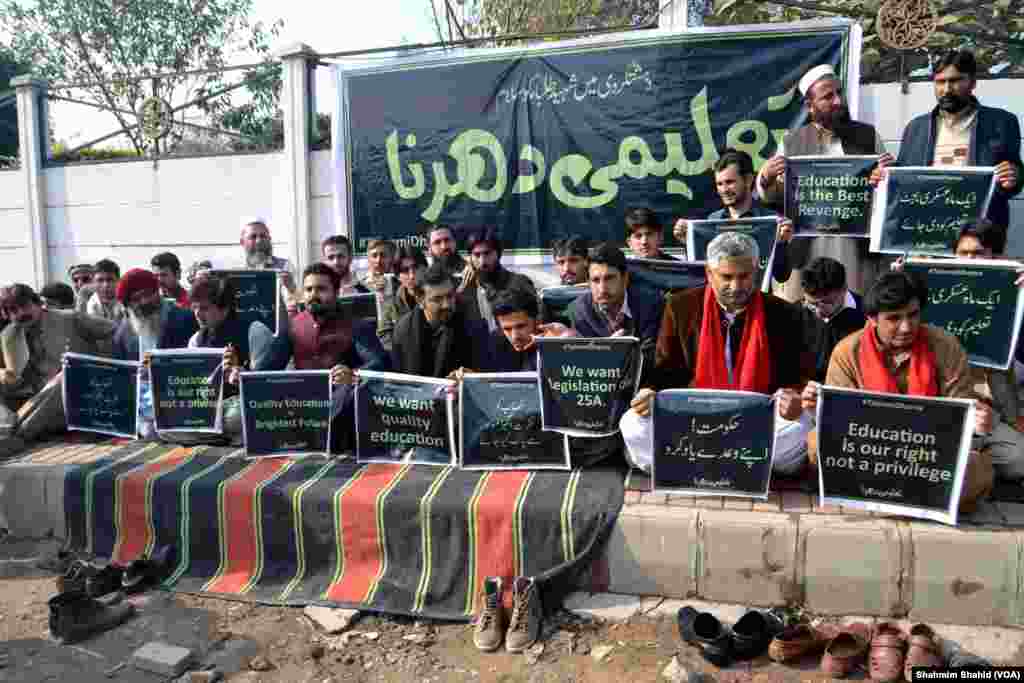 سول سوسائٹی نے تعلیم کے حق میں ایک دھرنا پشاور پریس کلب کے باہر دیا۔