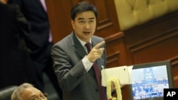 Thai Prime Minister Abhisit Vejjajiva (R) and Deputy Prime Minister Suthep Thaugsuban look at a monitor displaying votes during a censure debate against the government and nine ministers, at parliament in Bangkok, March 19, 2011