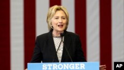Ứng cử viên tổng thống Đảng Dân chủ Hillary Clinton phát biểu về kinh tế tại Trường Dạy nghề Fort Hayes ở Columbus, Ohio, ngày 21 tháng 6 năm 2016.