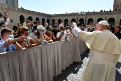 El Papa Francisco saludó a los asistentes que, a pesar de las directrices, se levantaron de sus asientos y se arremolinaron para saludar al pontífice.