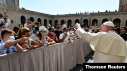 ARCHIVO - El Papa Francisco saluda a peregrinos católicos durante una audiencia pública en septiembre de 2020.