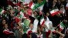 Para perempuan Iran bersorak selama pertandingan sepak bola kualifikasi Piala Dunia 2022 antara Timnas Iran melawan Kamboja, di Stadion Azadi di Teheran (foto: dok). 