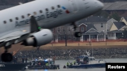 Un avión despega del Aeropuerto Nacional Ronald Reagan de Washington, mientras los equipos de búsqueda y rescate trabajan cerca, tras la colisión de un avión y un helicóptero militar en el río Potomac, en Arlington, Virginia. Foto del 31 de enero de 2025.