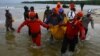 Tim penyelamat mengangkut jenazah korban tsunami di Tanjung Lesung, Pandeglang, Banten, hari Selasa (25/12).