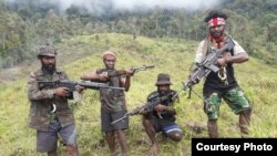 Beberapa anggota Tentara Pembebasan Nasional Papua Barat-Organisasi Papua Merdeka (TPNPB-OPM) pimpinan Egianus Kogoya. (Courtesy: TPNPB-OPM)