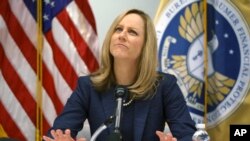 Direktur Biro Perlindungan Keuangan Konsumen (CFPB) Kathy Kraninger dalam konferensi pers di kantor CFPB di Washington, D.C. (AP Photo/Carolyn Kaster).
