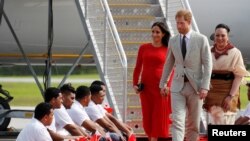 Pangeran Harry dan Meghan, Duchess of Sussex, didampingi oleh Putri Tonga Angelika Latufuipeka, tiba di bandara Fua'amotu di Pulau Tongatapu, di Tonga, Kamis, 25 Oktober 2018.