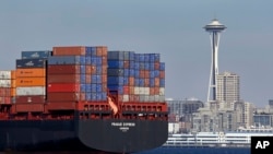 FILE - Pada foto file 15 Februari 2015 ini, sebuah kapal kontainer berlabuh di Elliott Bay dengan latar belakang menara Space Needle di dekat pusat kota Seattle.