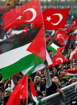 Protesters waving Turkish and Palestinian flags participate in a rally against U.S. President Donald Trump's decision to recognize Jerusalem at the capital of Israel, in Istanbul, Dec. 10, 2017.