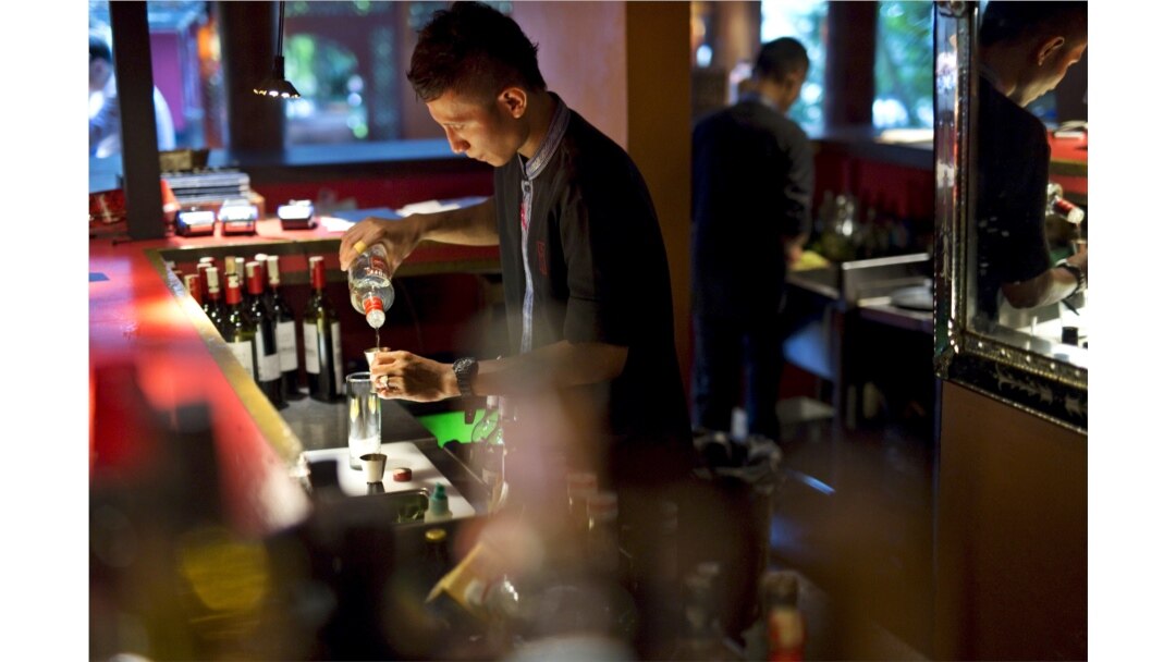 Seorang bartender mencampur minuman beralkohol di sebuah restoran di Jakarta, 7 Agustus 2015. (Foto: dok).