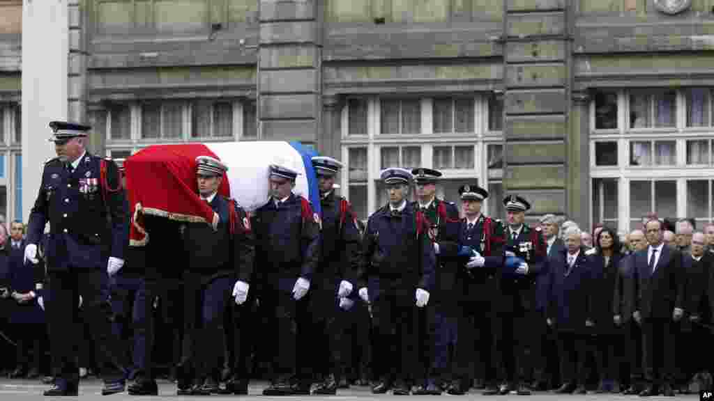 Des officiers de police transportent le cercueil de Xavier Jugelé, lors d'une cérémonie organisée à la préfecture de police de Paris, le 25 avril 2017.