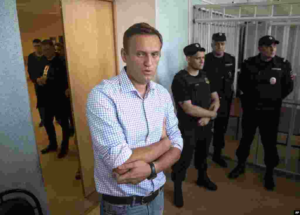 آلکسی ناوالنی ۴۳ ساله، از منتقدان مشهور ولادیمیر پوتین به دادگاه برده شد. او بعد از بازداشت در اعتراضات ماه پیش به ده روز زندان محکوم شد.&nbsp;