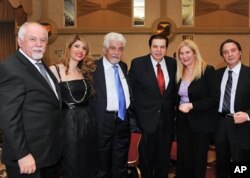 Παύλος Κοτρότσιος, Σταυρούλα Κοτρότσιου, Θεόδωρος Σπυρόπουλος, Γιώργος Μπίστης, Μαρία Αρβανίτη, ιδιαιτέρα του Πρέσβη της Ελλάδος, και Βασίλης Καπετανγιάννης, Σύμβουλος Τύπου Ελληνικής Πρεσβείας
