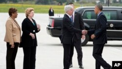 U.S. Rep.Brenda Lawrence, U.S. Sen. Debbie Stabenow, and Gov. Rick Snyder greet President Obama as he arrives at the Bishop International Airport in Air Force One for a visit to Northwestern High School in Flint, Mich., May 4, 2016. 