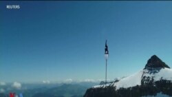 هنرنمایی و رکوردشکنی یک بندباز سوئیسی برای حمایت از هنرمندانی که کرونا بر زندگی‌شان اثر گذاشته است