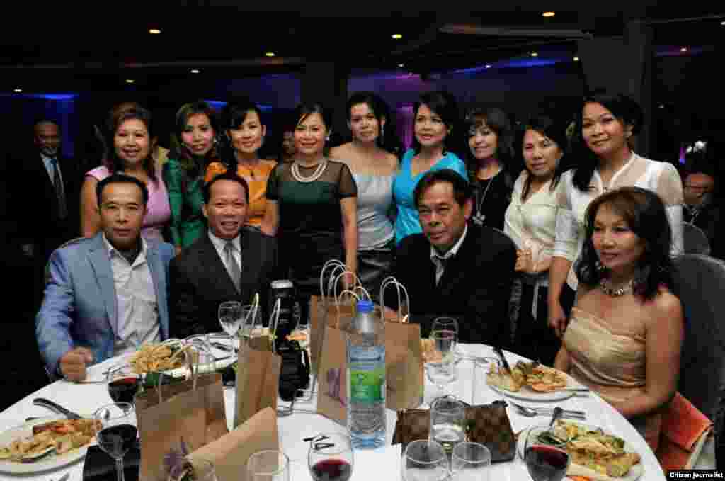 ຖ່າຍຮູບຮ່ວມກັນໄວ້ເພື່ອເປັນອະນຸສອນ