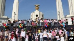 ထိုင်းအစိုးရဆန့်ကျင်ရေးဆန္ဒပြခေါင်းဆောင် Suthep Thaugsuban ထိုင်းကလေးများနေ့အခမ်းအနားမှာ မိန့်ခွန်းပြောကြားနေစဉ်။(ဇန်နဝါရီ ၁၁၊ ၂၀၁၄)